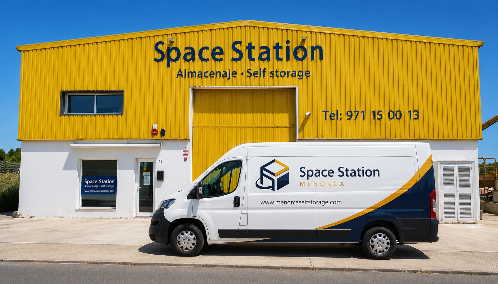 Space Station Menorca — das gelbe Gebäude in Sant Lluís mit unserem Firmenfahrzeug