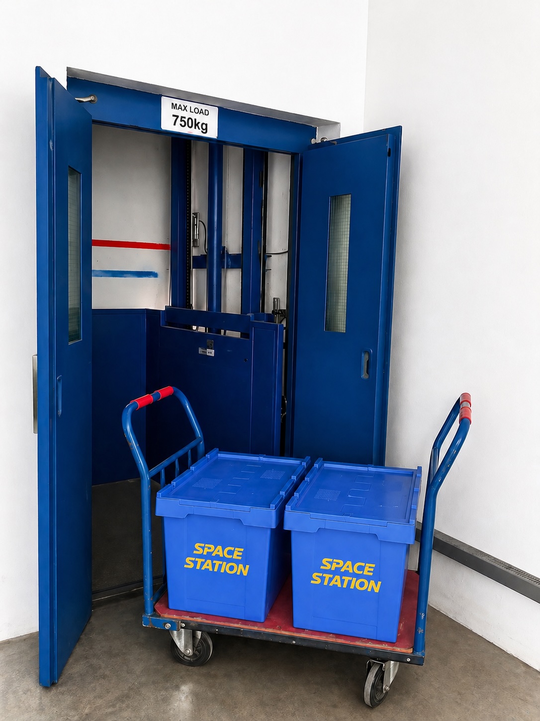 Industrieller 750-kg-Lastenaufzug bei Space Station Menorca für Paletten und schwere Güter